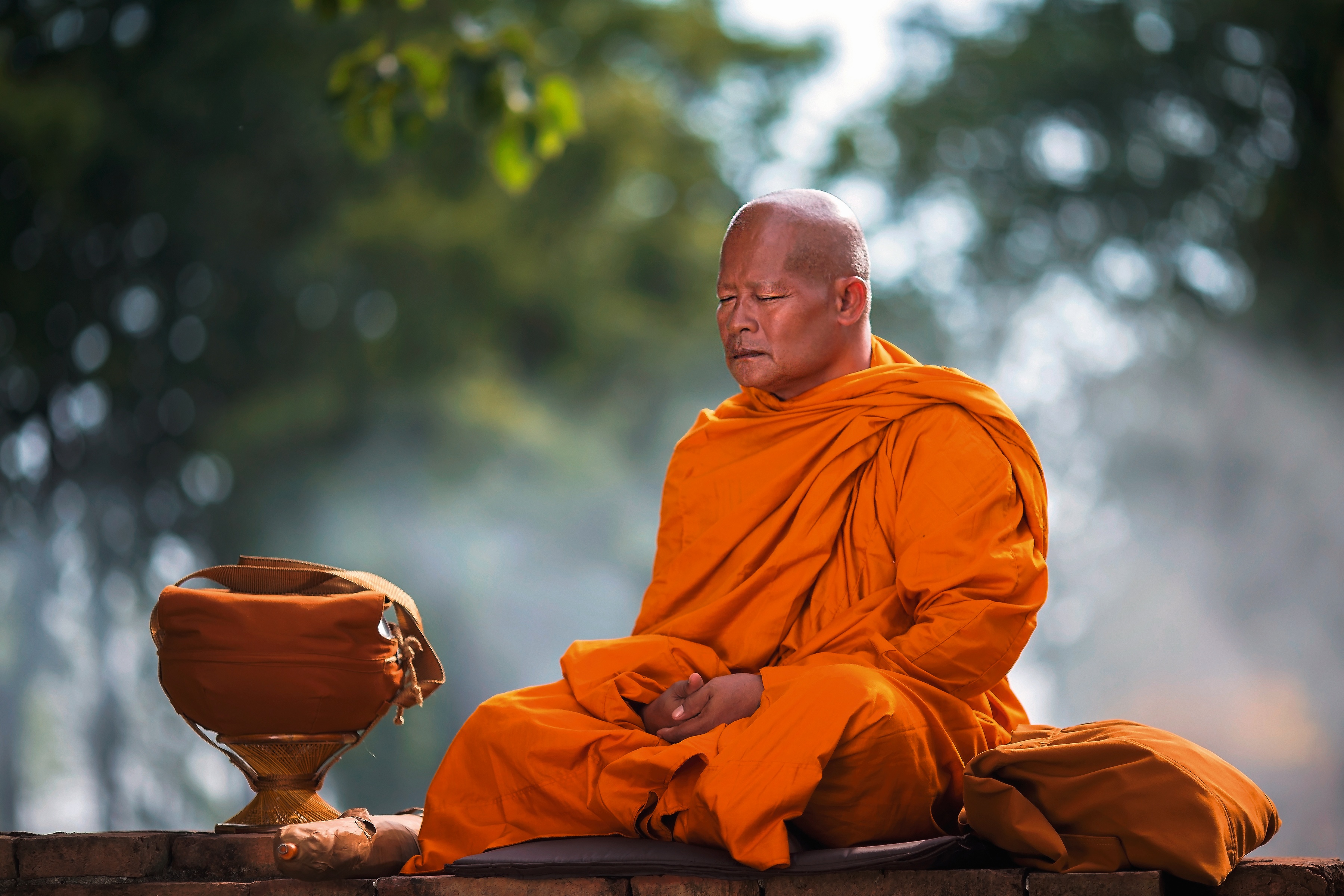 Что такое буддисты. Буддийский монах Тхеравада. Буддийский монах буддийские монахи. Левитирующие монахи Тибета. Будда Шаолинь.