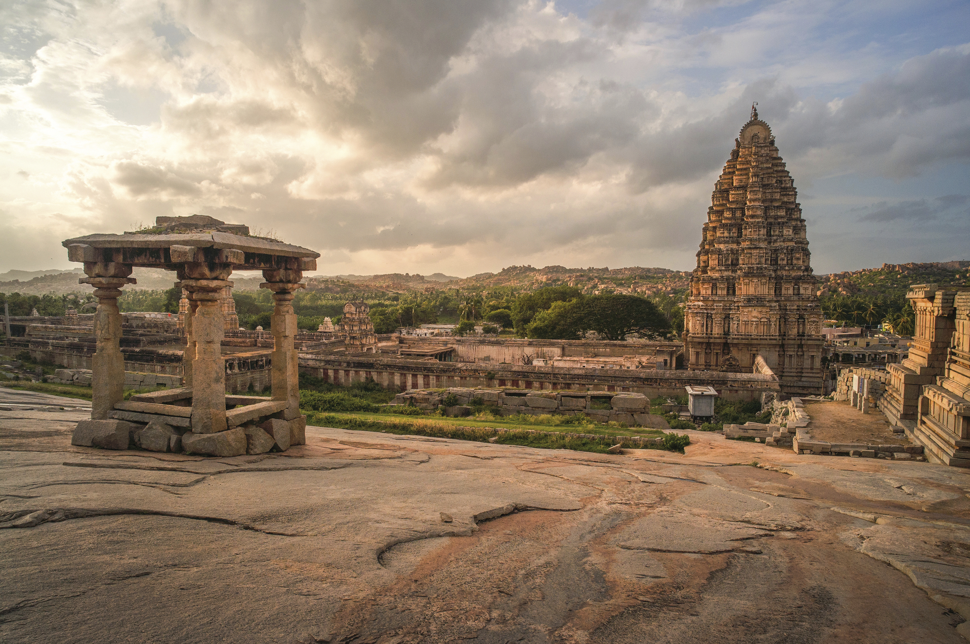 Abendstimmung in den Ruinen von Hampi