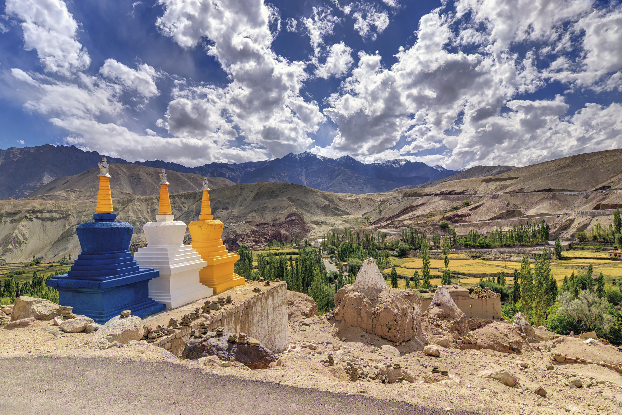 Drei farbige Stupas bei Leh