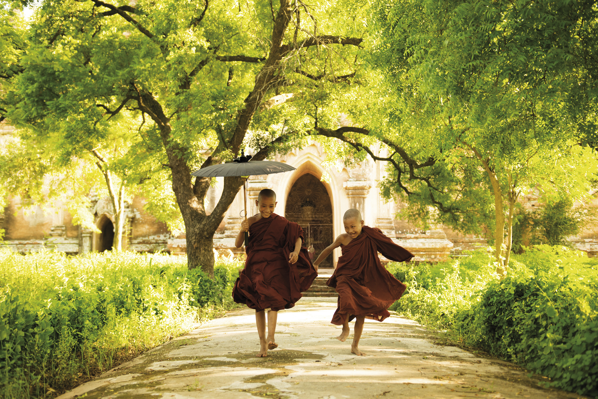 Zwei junge Mönche in einem Kloster