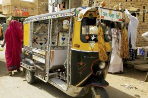 Weitverbreitetes Transportmittel, das Tuk Tuk Weitverbreitetes Transportmittel, das Tuk Tuk