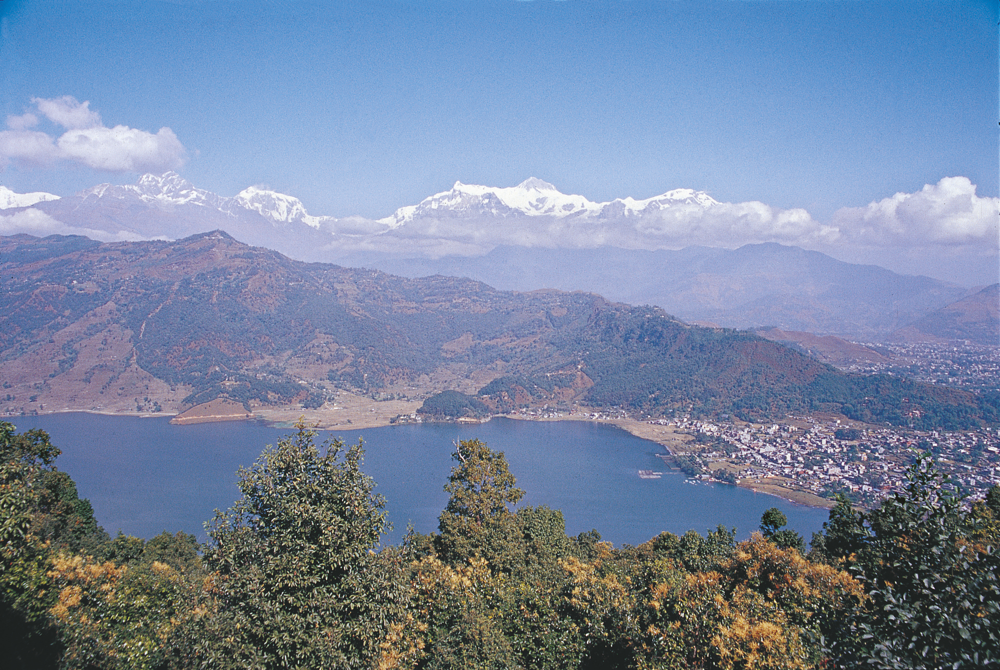 Blick auf den Himalaya hinter dem Phewa-See bei Pokkhara Blick auf den Himalaya hinter dem Phewa-See bei Pokkhara