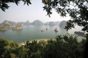 Blick auf die Halong-Bucht im Norden Vietnams Blick auf die Halong-Bucht im Norden Vietnams