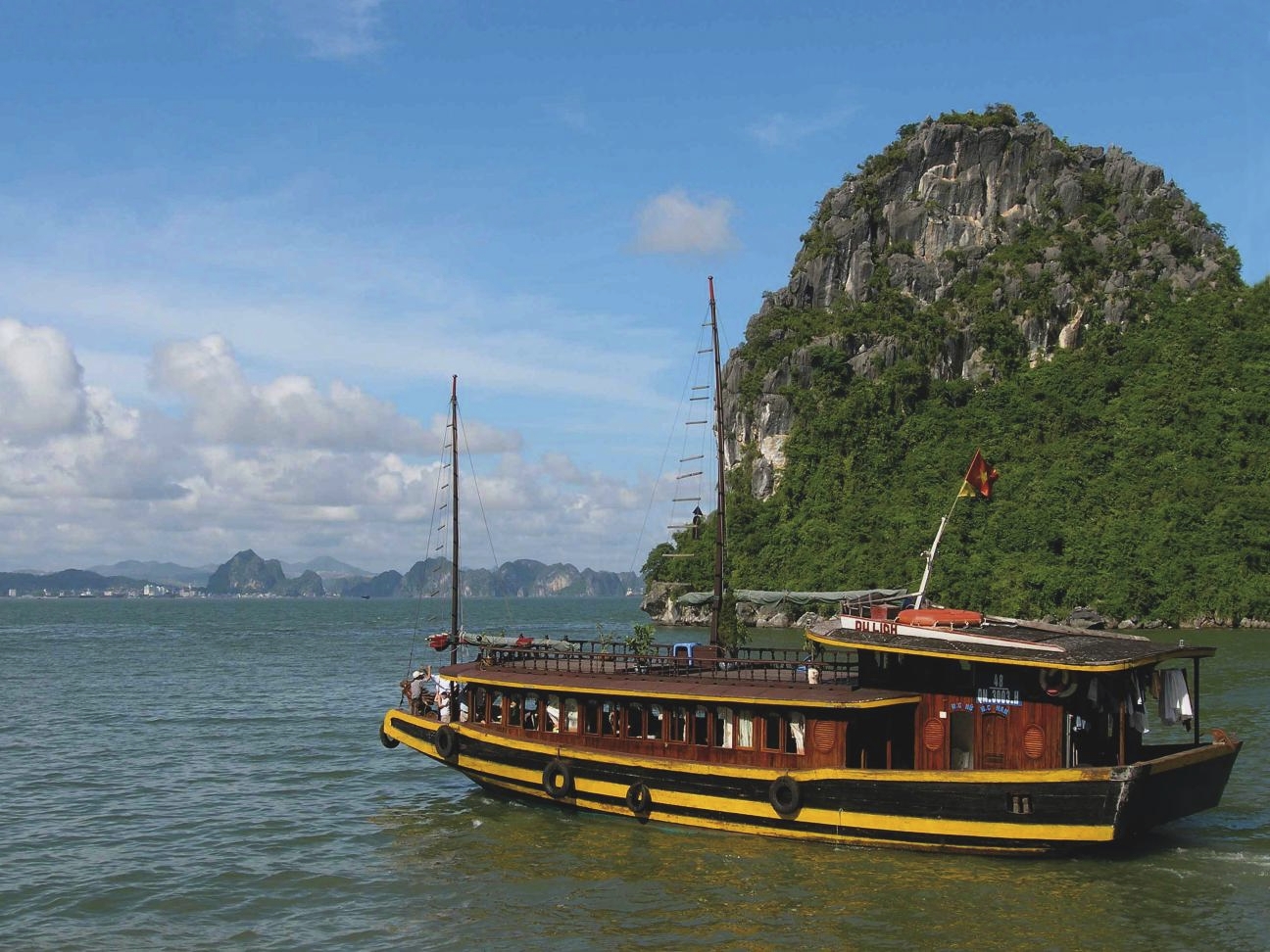 In der Halong-Bucht