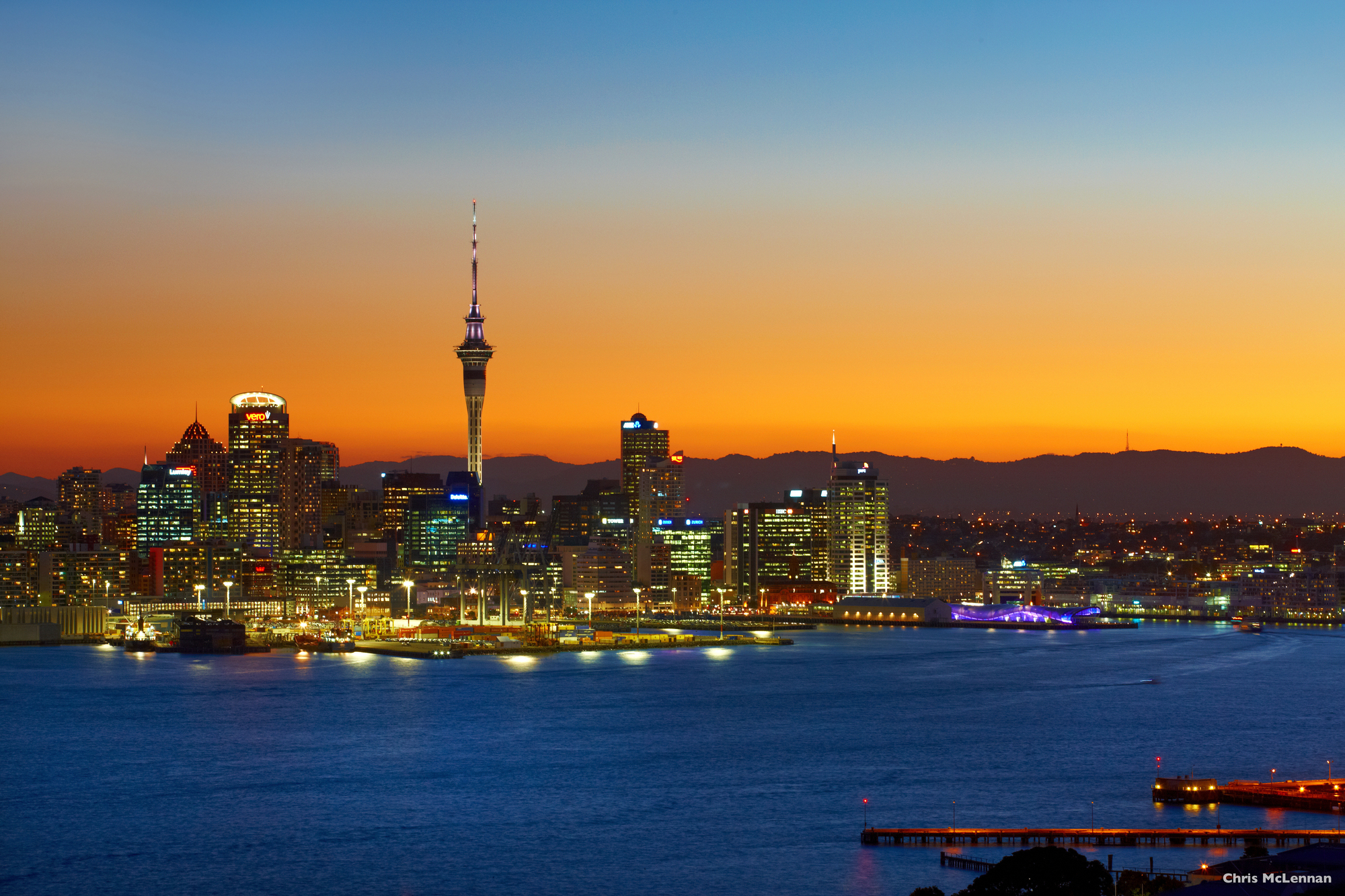 Skyline von Auckland in der Dämmerung