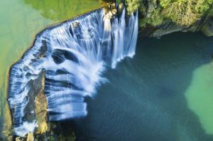 Der Shifen-Wasserfall in malerischer Natur Der Shifen-Wasserfall in malerischer Natur